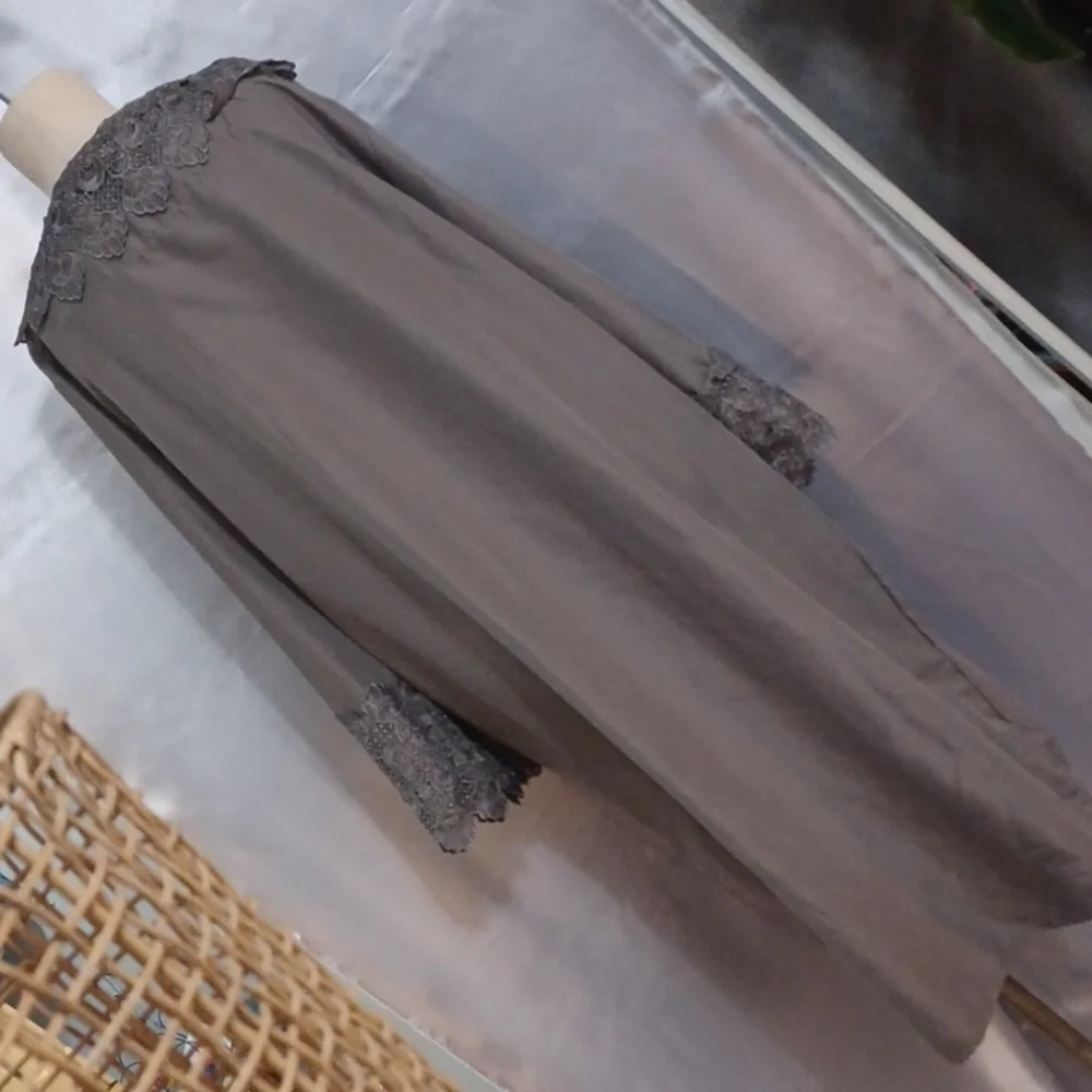 Highgate Manor Decorative Robe - Picture 5 of 6